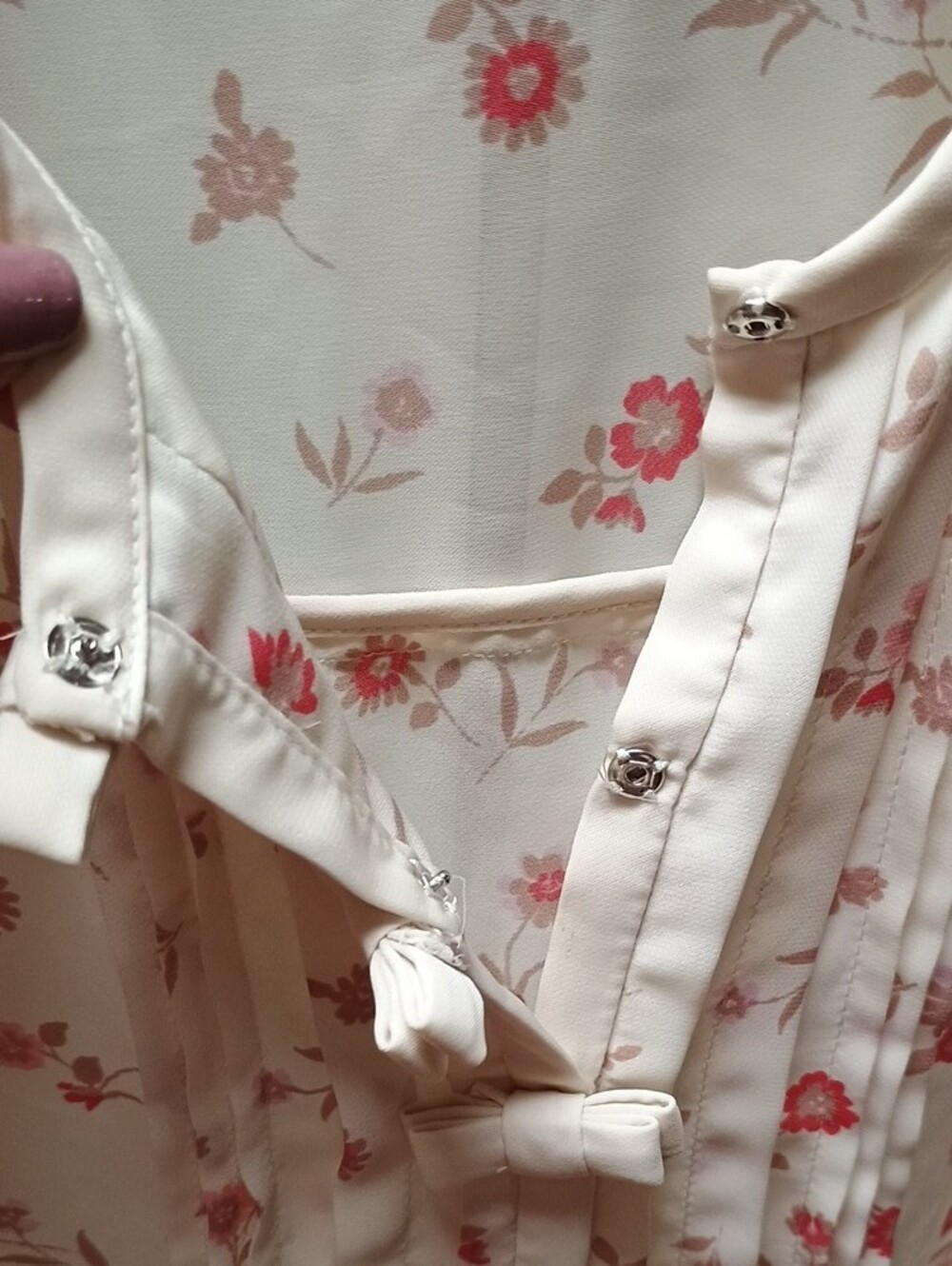 LC Lauren Conrad Cream Sleeveless Floral Pintuck Blouse with Pink Flowers - Picture 3 of 5
